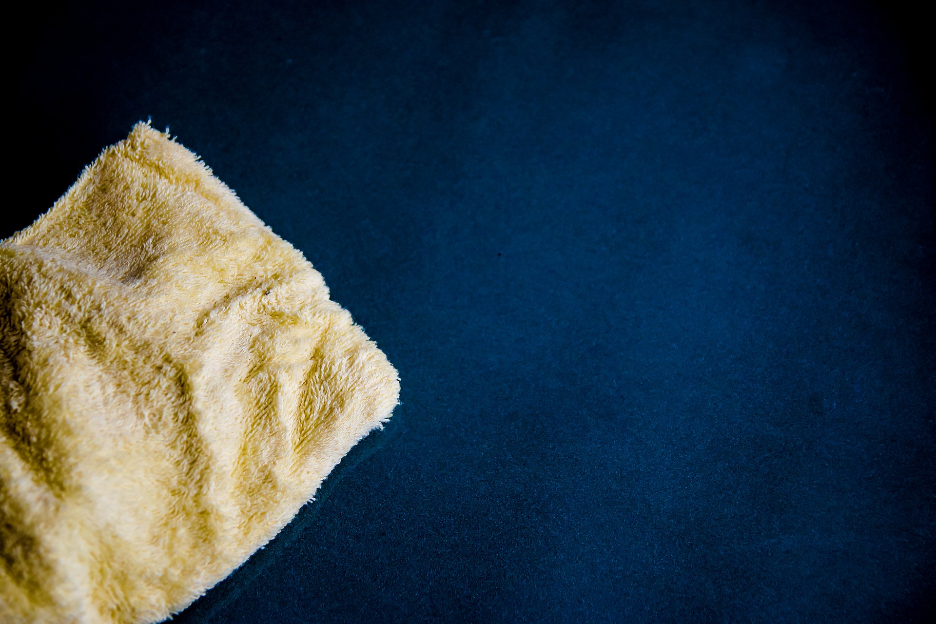 Nettoyage en douceur avec un gant en peau de chamois